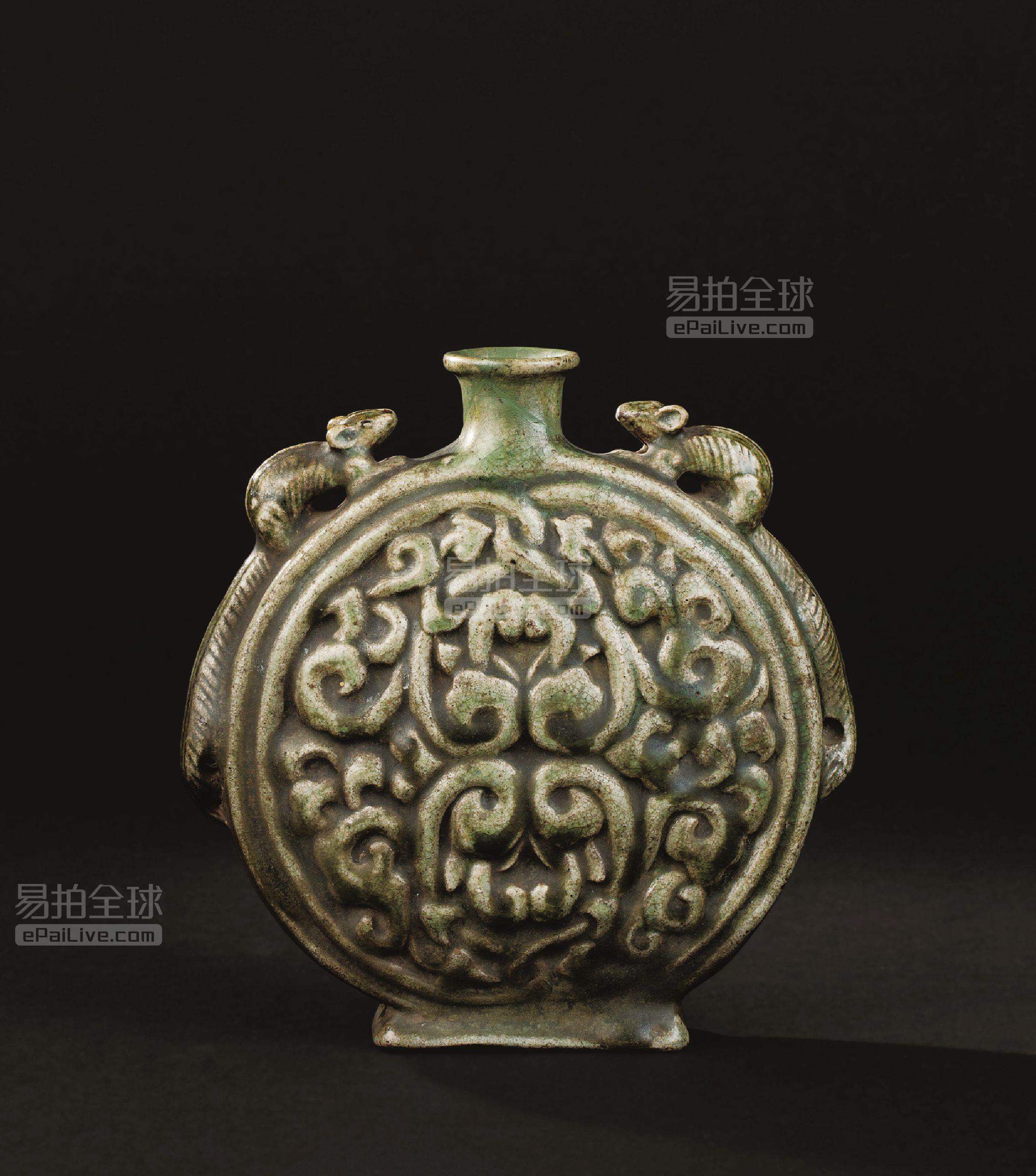 元代(1279-1368) 青瓷栗鼠双耳扁壶