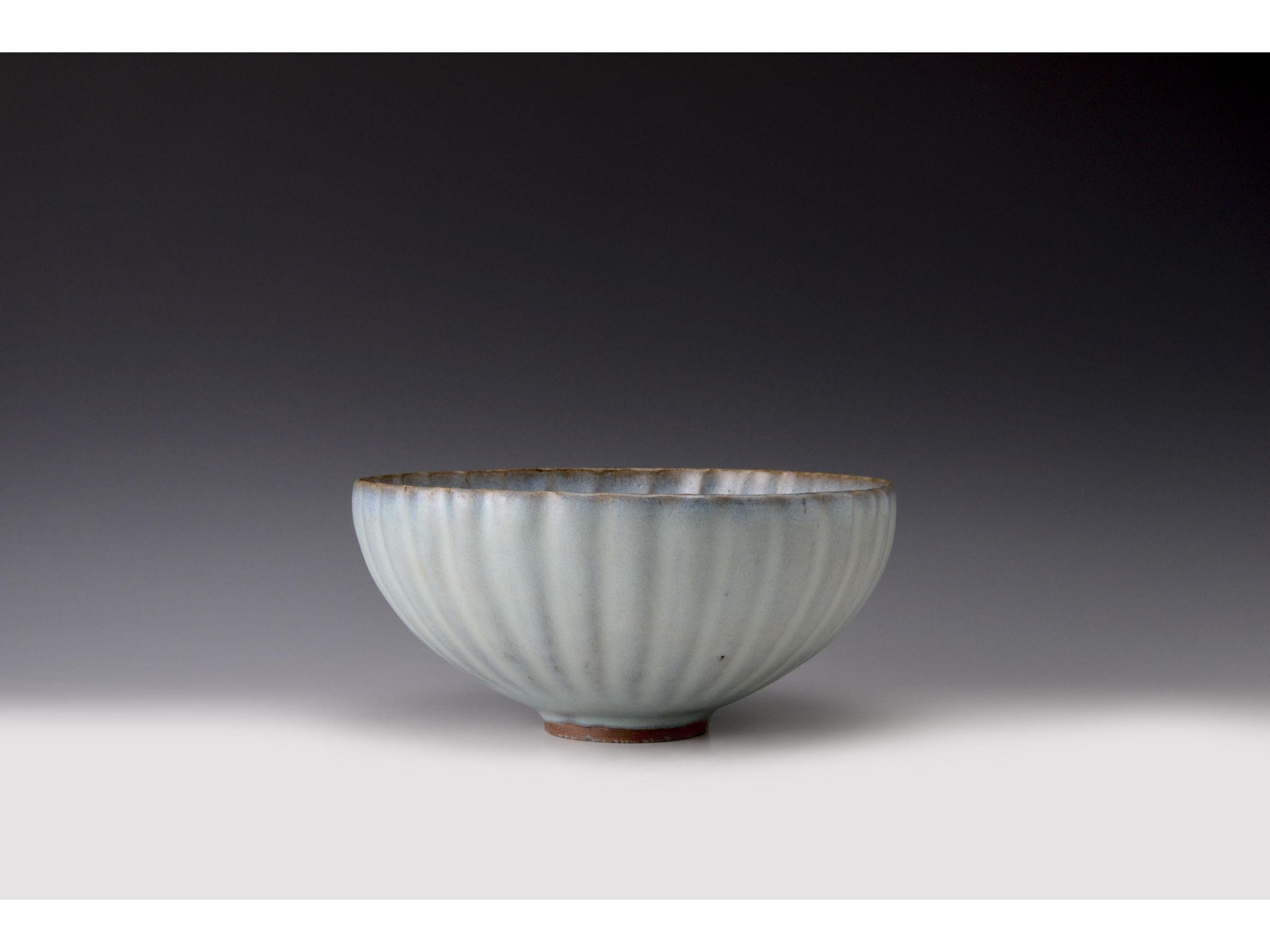 日本横滨国际钧窑天蓝釉菊瓣大碗